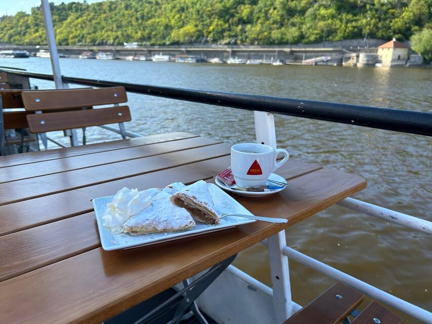 1 hour boat cruise with fragrant coffee and homemade strudel - Key things that make this cruise worth your time