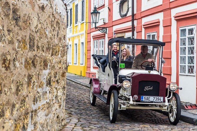 1,5 hour oldtimer convertible Prague sightseeing tour - What this 1.5-hour old-timer ride is really for