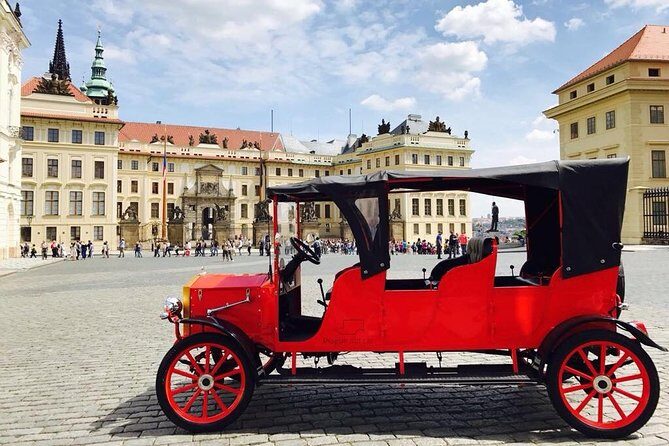 1,5 hour oldtimer convertible Prague sightseeing tour - The route logic: Castle views first, then Prague’s spine