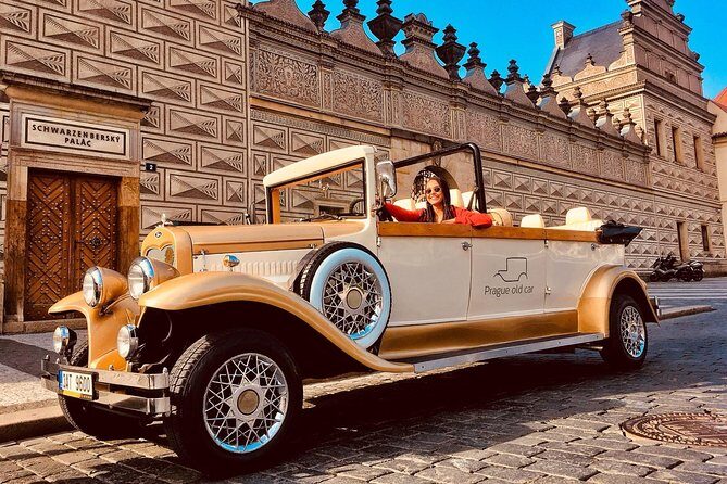 1,5 hour oldtimer convertible Prague sightseeing tour - Prague Castle and St. Vitus Cathedral: why the drive-by matters