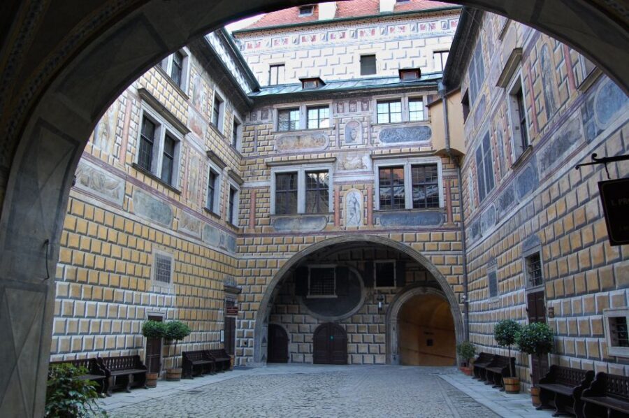 Český Krumlov: 2 Hour Private Walking Tour with Guide - Castle interiors option: how to choose tickets without guessing