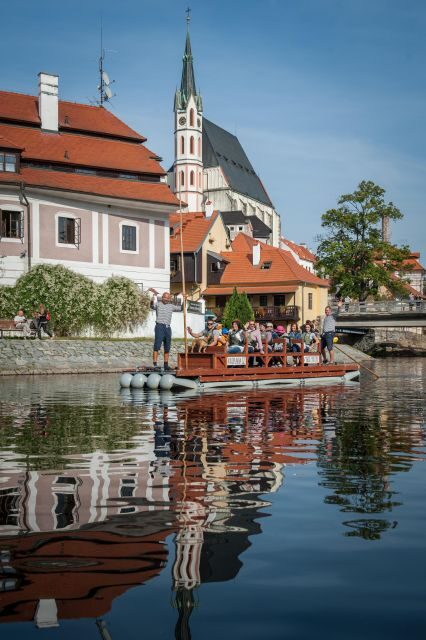 Český Krumlov: Advent Wooden Raft River Cruise - Boarding the historic raft at Krumlovské Benátky