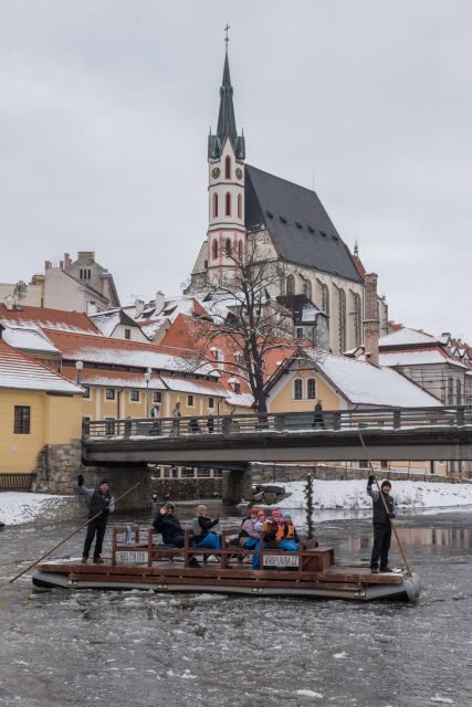 Český Krumlov: Advent Wooden Raft River Cruise - The 30-minute itinerary: sail, stop, sip, and go