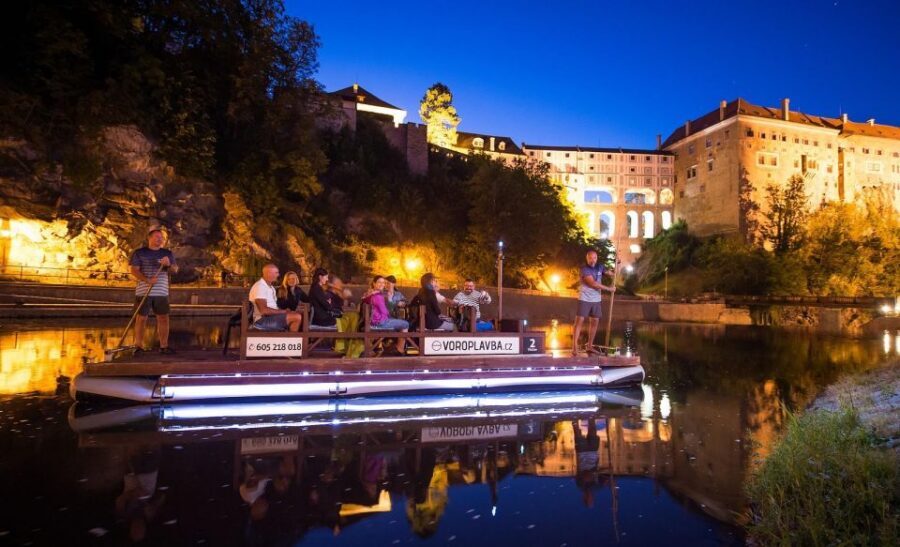 Český Krumlov: Advent Wooden Raft River Cruise - English, Czech, and German narration