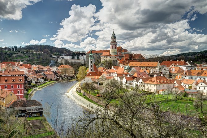 Český Krumlov Free Tour - Getting to the start: Svornosti Square and the red umbrella