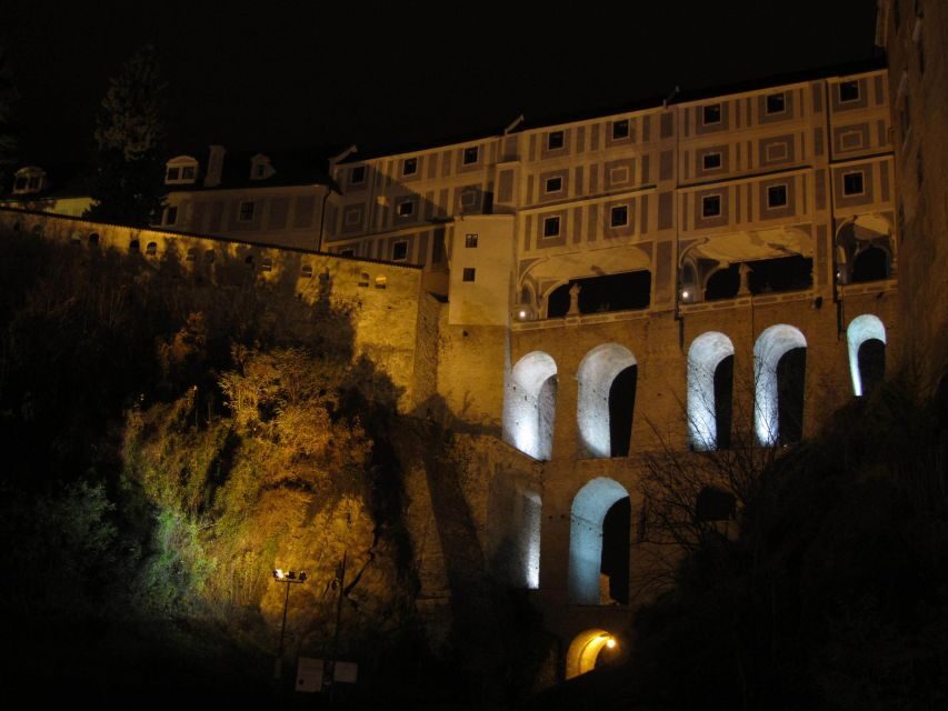Český Krumlov: Night Walking Tour with a Professional Guide - The crooked medieval streets: how the town becomes a maze (in a good way)