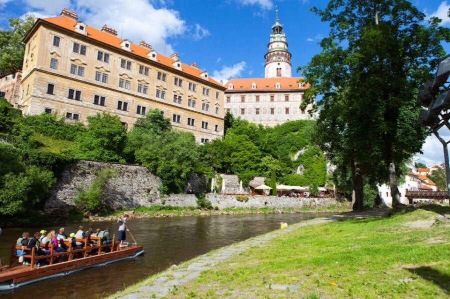 Český Krumlov: Wooden Raft River Cruise - Who this raft cruise suits best