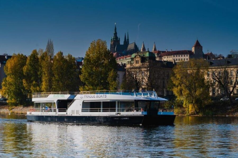 City Sightseeing Prague HOHO Bus, Castle Tour + River Cruise - Red Line vs Blue Line: how to pick the right route order
