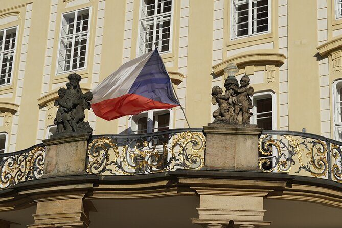 Complete Prague Castle Tour (Tickets to Interiors Included) - Group size and guide quality: why this tour earns a 5-star pattern