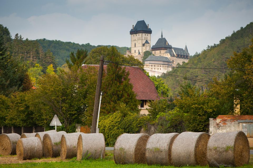 Coutryside e-bike tour to Karlstejn Castle - The ride back to Prague: train recovery plus a final taste of New Town