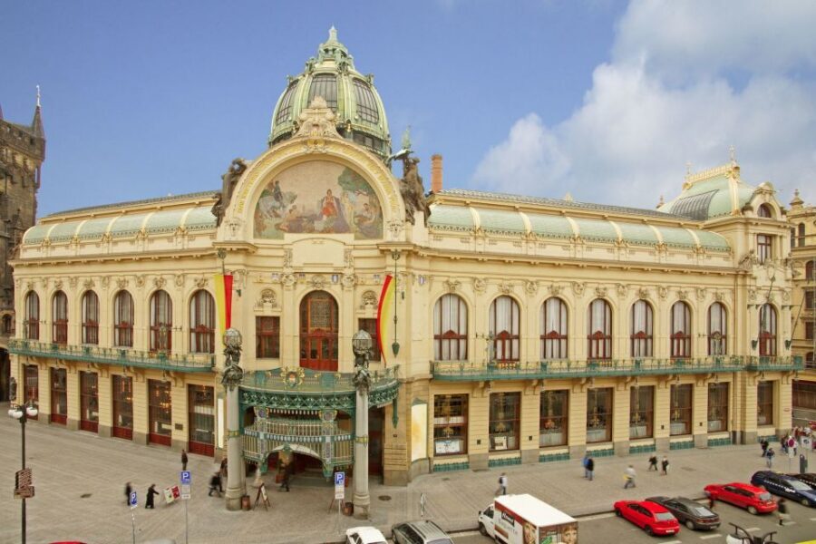 Essential Prague Walking Tour - Starting at Česká národní banka: Meeting Point Tips and First Moves