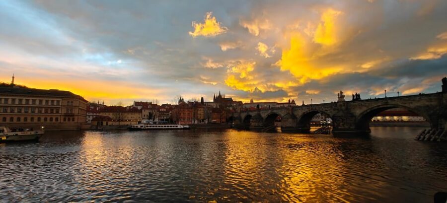 Exclusive Christmas cruise with Christmas Eve buffet - The river route: Charles Bridge arches to Old Town views