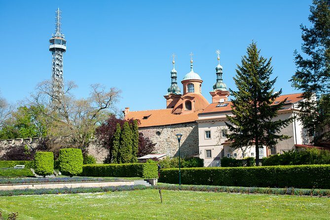 FAT TIRE E-BIKE GREAT TOUR - river, parks & panoramic views tour - Prague Castle at the main gate: the quick historical anchor