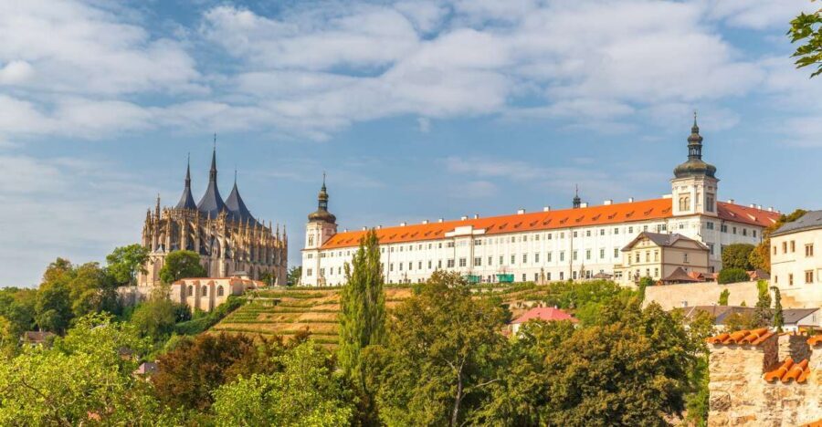 From Prague: Kutná Hora Day Excursion with Bone Church - Guides and Languages: How the Day Feels