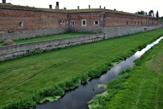 From Prague: Terezin with Admissions - Getting there: the 9:30 start, meeting point, and pickup rules