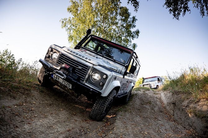 Full-day Land Rover driving off-road experience Prague - The briefing: where you learn the 4x4 basics before the obstacles