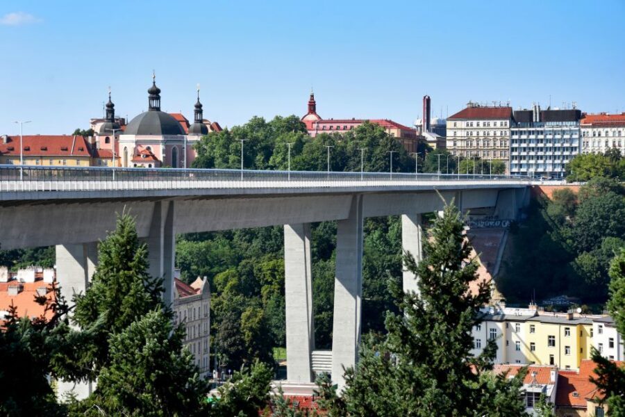 Hidden Prague Bike Tour - Bike ride back along Naplavka: Prague on a working-day pulse