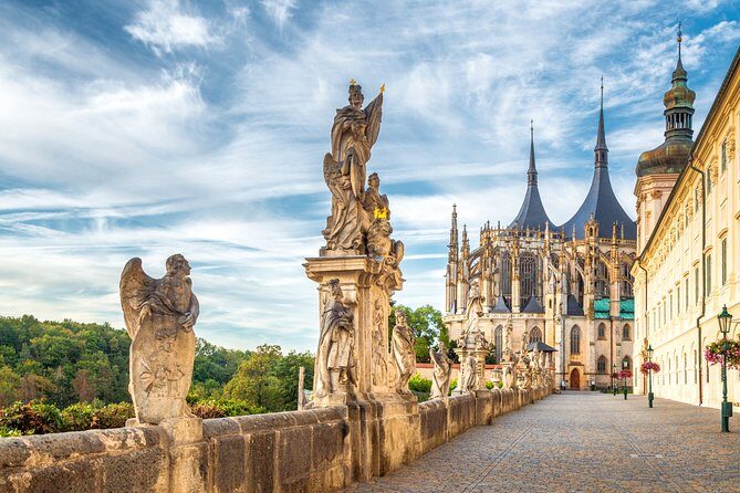 Kutná Hora Medieval Town in Vintage Cabrio car - Comfort and timing tips for an old-car day trip
