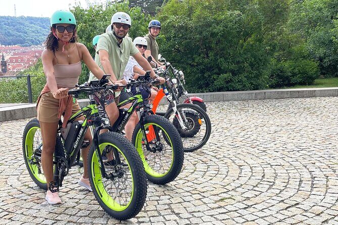 Live-Guided e-Scooter Tour of the Old Town of Prague, 60 min - Lennonova zeď: street art with a personal twist