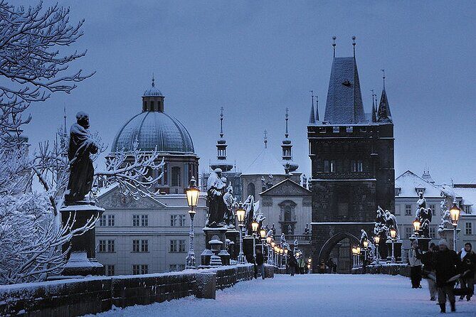 Pedestrian tour of Prague in Spanish - Old Town Square: Týn Church, Saint Nicholas, and the “big picture” feel