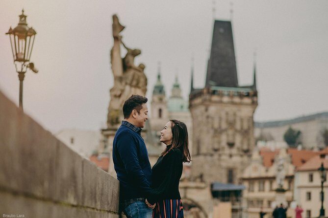 photoshoot in prague - Stop 1: Staroměstské náměstí for strong Old Town framing