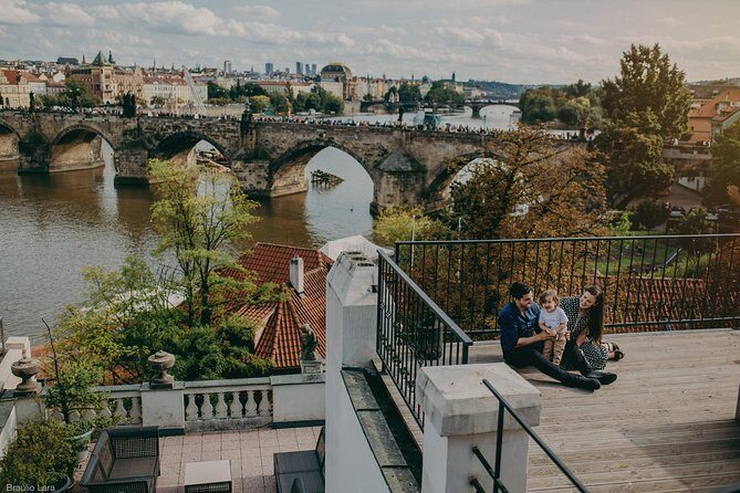 photoshoot in prague - Stop 3: Charles Bridge for romantic streetscape shots
