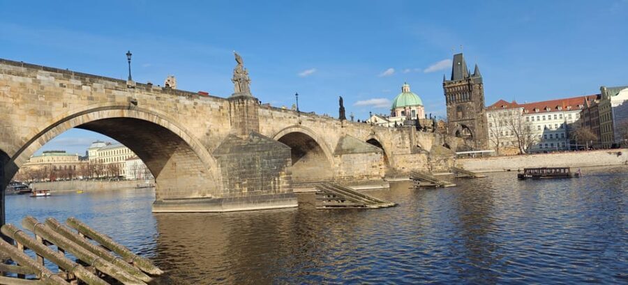 Prague: 2-Hour Historic Boat Cruise with Delicious Lunch - Onboard food and welcome drink: what’s included and what to watch