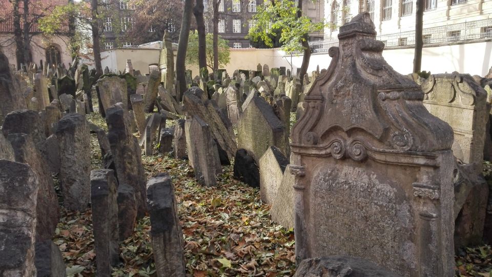 Prague: 3-Hour Private Jewish Quarter Tour - The 1,000-year Czech Jewish story: what your guide is doing