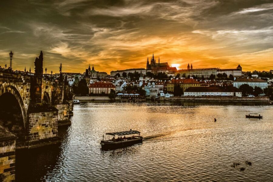 Prague: 45-Minute Sightseeing Cruise to Devil's Channel - Entering Čertovka: why the Devil’s Channel feels like a secret passage