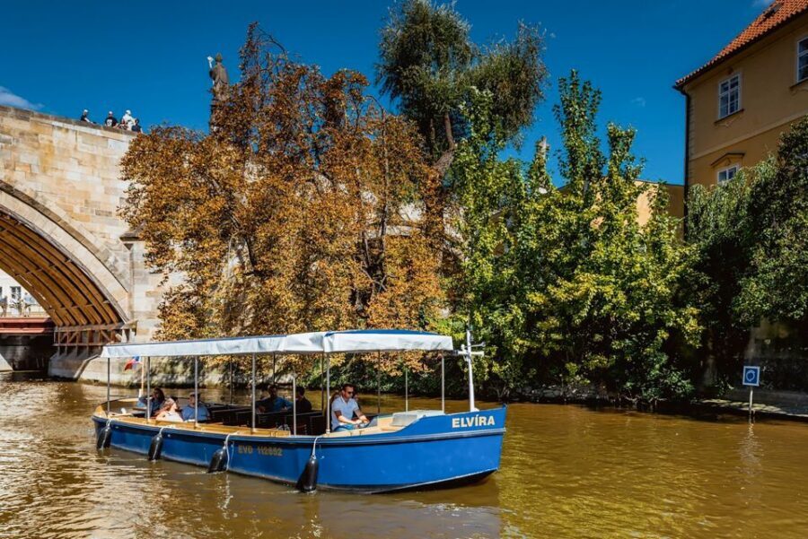 Prague: 45-Minute Sightseeing Cruise to Devil's Channel - Live guide in Czech or English: how the stories stay useful