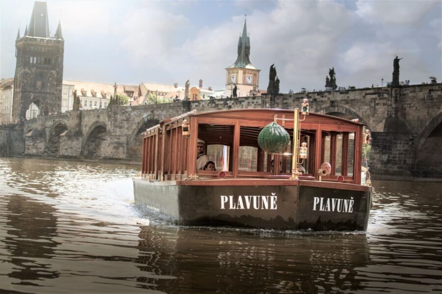Prague: 6-Hour Tour with River Boat Cruise and Lunch - Old Town Square: more than a postcard