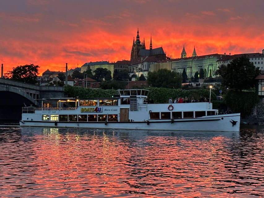 Prague: Advent Boat Cruise with Sweets and Hot Drinks - The city center route: how to watch the lights without losing the soundtrack