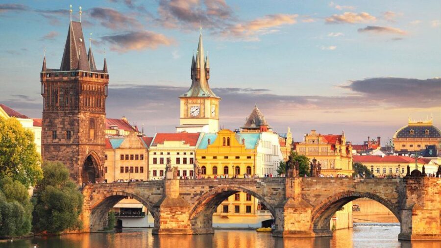 Prague Audioguide - TravelMate app for your smartphone - Old Town Square and Charles Bridge: Your Orientation Loop