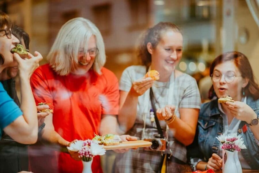 Prague: Award-Winning Old Town Food Tour with Four Drinks - Meet at Municipal House, then walk like you belong