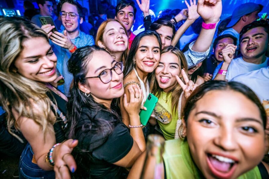 Prague: Boat Party with Unlimited Drinks & After Party Entry - Boarding and the 2-Deck Setup: DJ Beats, Movement, and Photo Timing