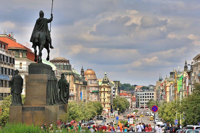 Prague: Bus Tour, Walking Tour, River Cruise and Lunch - Kampa and Charles Bridge: Classic Views With Tight Timing