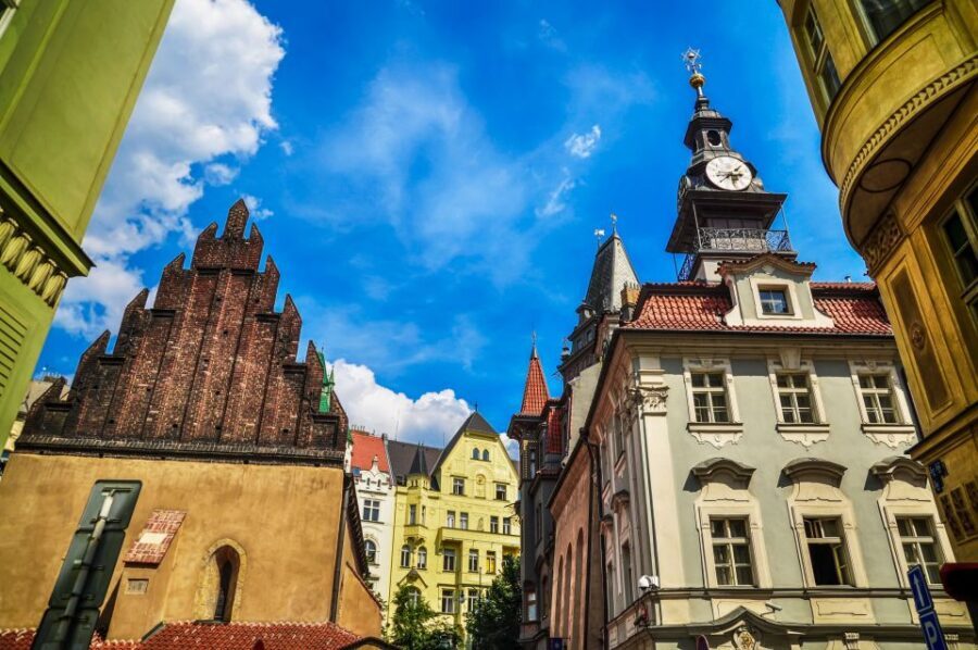 Prague: Castle and Jewish Quarter Tour with Cruise and Lunch - Josefov and the Jewish Quarter: Small Alleys, Big Stories
