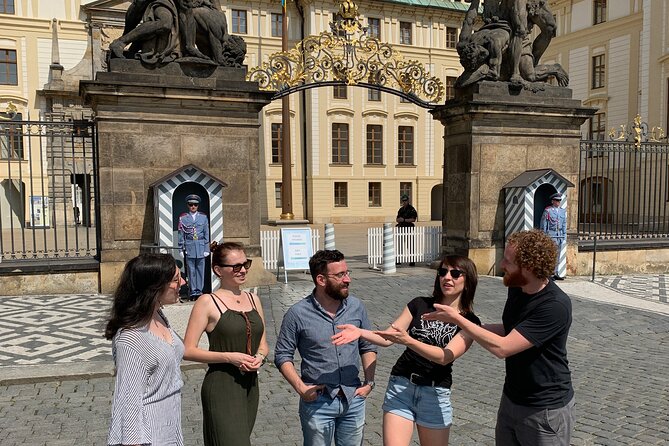 Prague Castle and Pubs Tour with Drinks Included - Prague Castle highlights without the paid queues