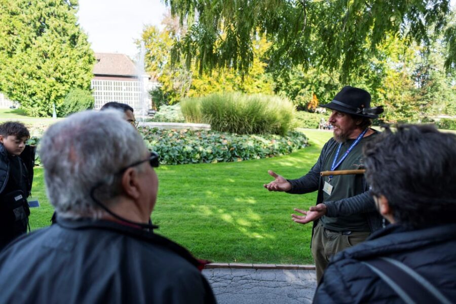 Prague Castle Interiors, Bus Tour and Vltava River Cruise - Optional Vltava River Cruise: Getting From Golden Lane to the Boat