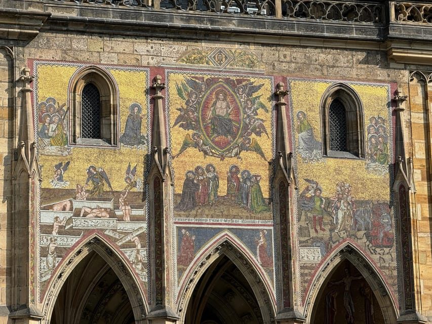 Prague Castle Interiors & Changing of the Guard-Small group - Golden Lane and St. George’s Basilica: small spaces, big atmosphere