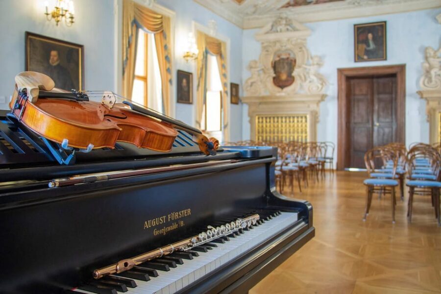 Prague Castle: Midday Classical Concert at Lobkowicz Palace - Comfort, crowd level, and the arrival hiccups to know about