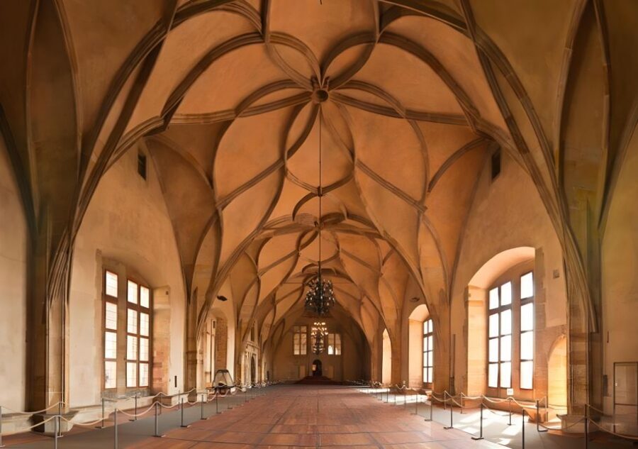 Prague Castle: Royal Palace, Cathedral, and Golden Lane Tour - Key things to know before you go