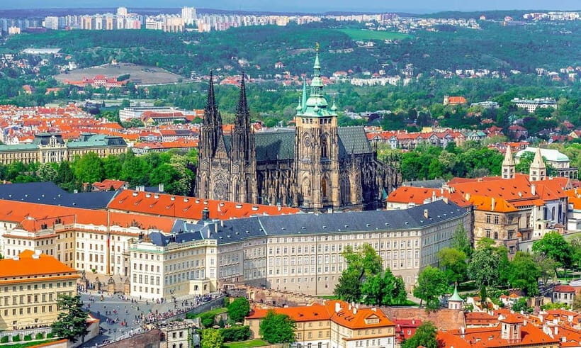 Prague Castle tour - St. Vitus Cathedral: what you see and how inside entry works