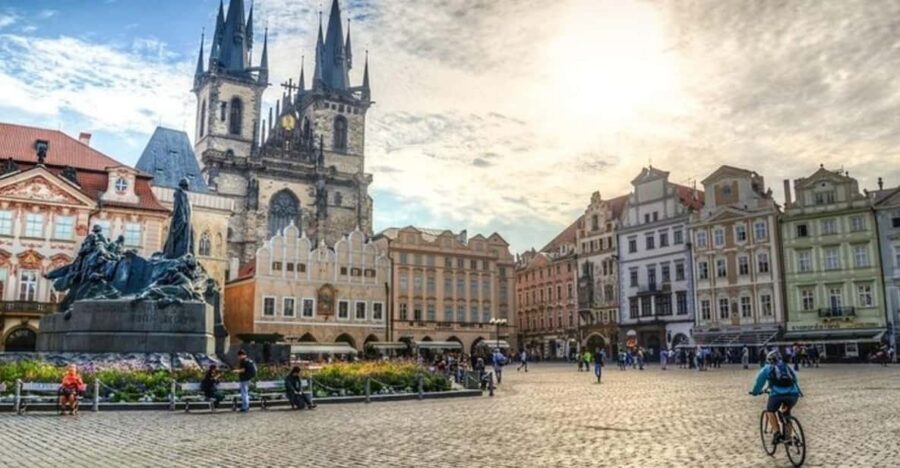 Prague: City Highlights Walking Tour - Prague Castle and St. Vitus Cathedral: the best opening move