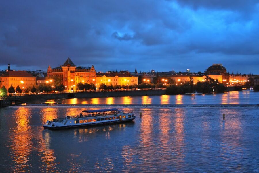 Prague: City Tour and Dinner Cruise with Hotel Pickup - Why the dinner cruise works better than a straight sightseeing day