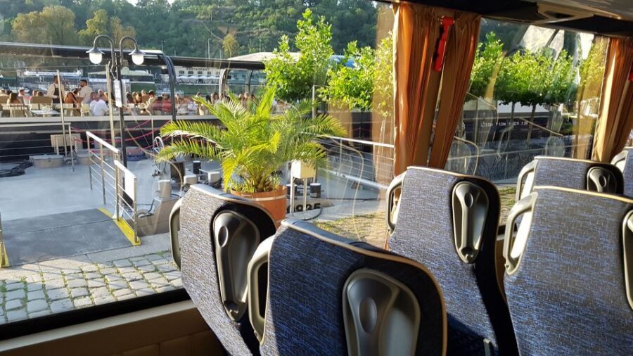 Prague: City Tour and Dinner Cruise with Hotel Pickup - Live music and buffet reality check