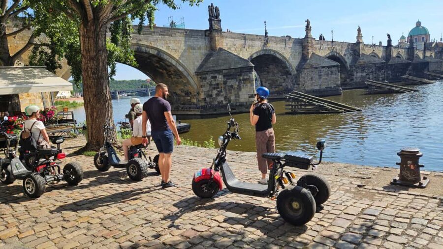 Prague: Electric Trike Viewpoints Tour - Kafka Museum stop and the peeing boy moment