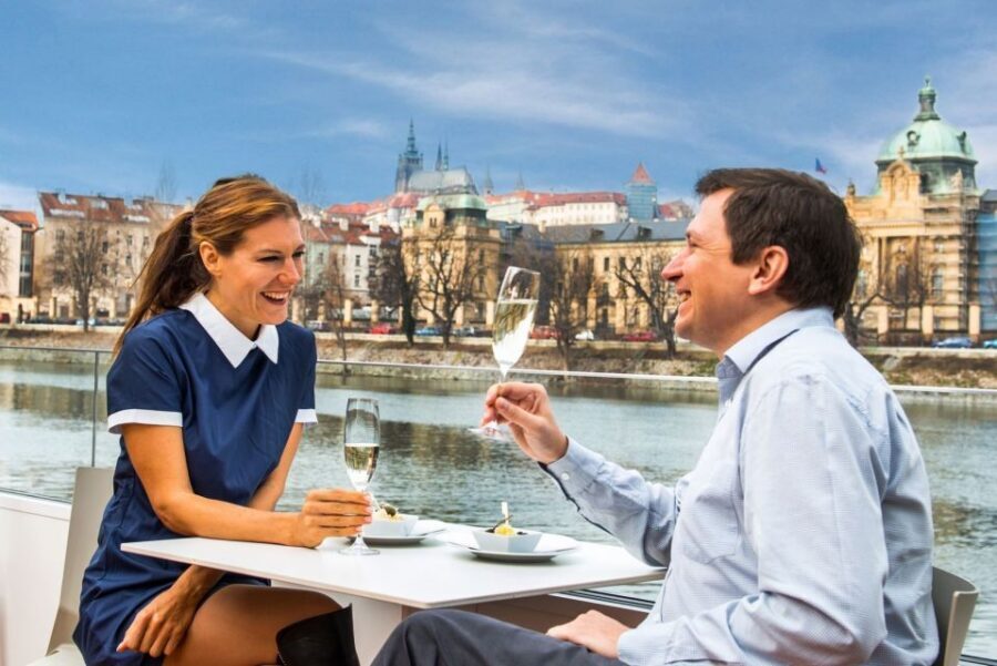Prague: Evening Vltava River Eco Cruise with Prosecco - The timing: how 50 minutes works for night views