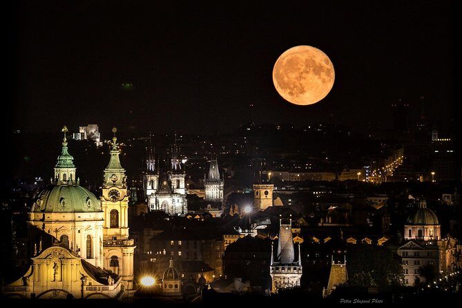 Prague food and cultural tour - 6 hours fairytale experience - Old Town Hall and the Astronomical Clock: the hourly show moment