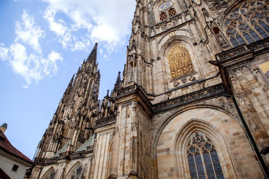 Prague: Full-Day Sightseeing Tour with Cruise and Lunch - Prague Castle and St. Vitus Cathedral: the ramparts make the day click